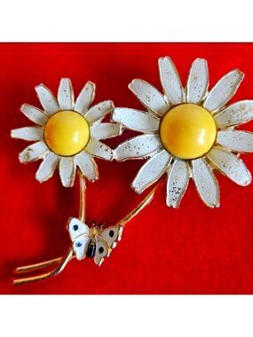 Vintage Weiss Daisy Flower Brooch with Butterfly